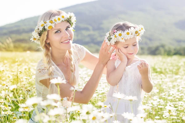 Mother and daughter in chamomiles field — Stock Photo, Image