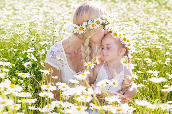 Family mother and child in field of daisy flowers — Stock Photo, Image