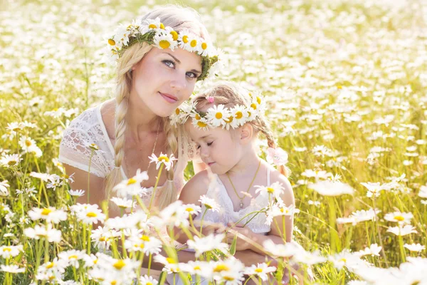 Family mother and daughter in field of daisy flowers — Stock Photo, Image