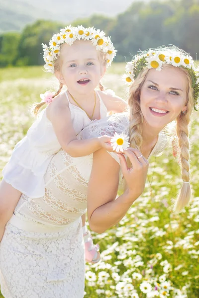 Familie moeder en kind op gebied van madeliefjebloemen — Stockfoto