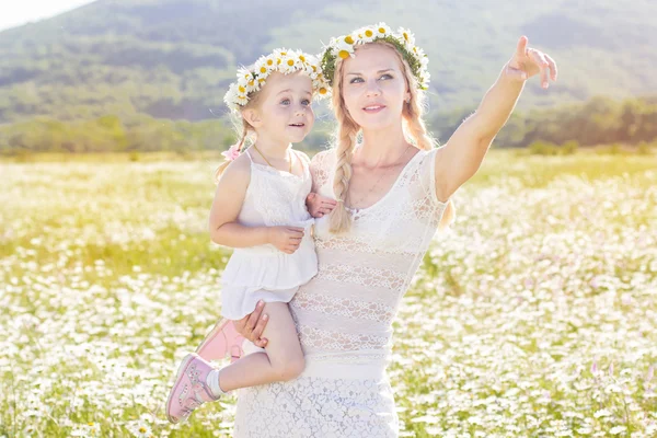 Family mother and child in field of daisy flowers — Stock Photo, Image