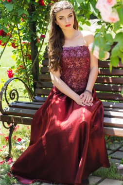 güzel kadın parkta bankta oturuyor