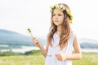 Dağ Manzaralı alanındaki kız şirin çocuk