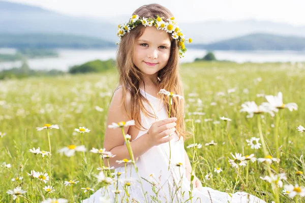 Ragazza carina bambino sta riposando sulla natura — Foto Stock