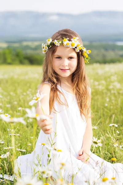 Mignon enfant fille en plein air — Photo