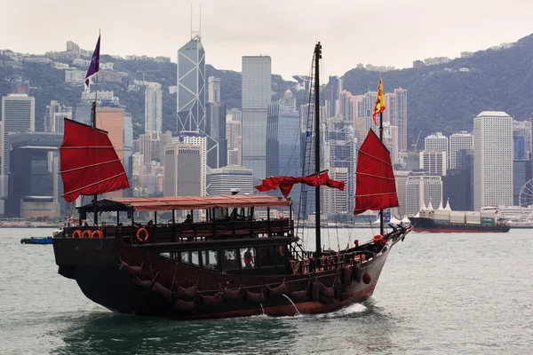 Hongkong Hafen mit Touristenschrott, scharlachrote Segel — Stockfoto