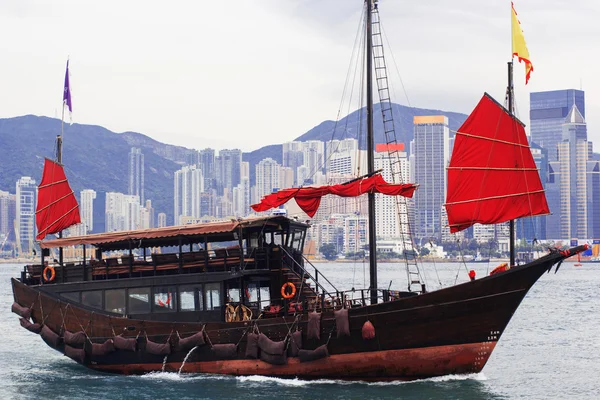 Hongkong Hafen mit Touristenschrott, scharlachrote Segel — Stockfoto