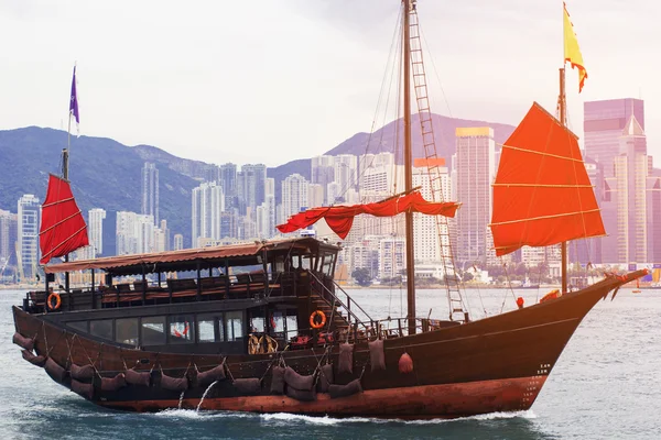 Hongkong Hafen mit Touristenschrott, scharlachrote Segel — Stockfoto