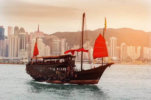 Hongkong Hafen mit Touristenschrott, rote Segel — Stockfoto