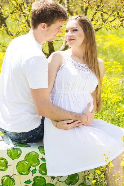 Glückliches Paar Mädchen mit Freund im Blumengarten — Stockfoto