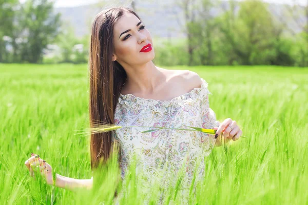 Bella ragazza al campo verde — Foto Stock