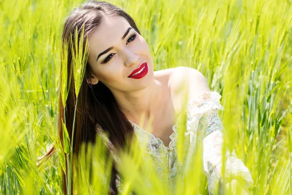 Mooi meisje op het groene veld — Stockfoto