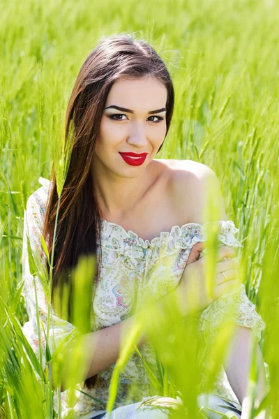 Hermosa chica en el campo verde de centeno — Foto de Stock