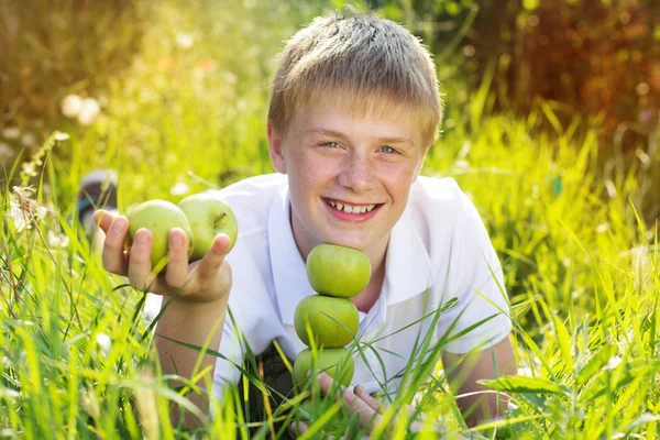 Uśmiechający się ładny teen chłopiec z piegami na twarzy — Zdjęcie stockowe