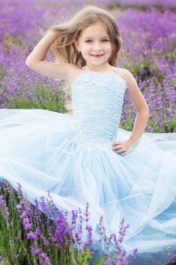 Lavanta, bir alandaki mutlu sevimli kız yaz