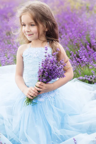 Felice bambina nel campo di lavanda — Foto Stock