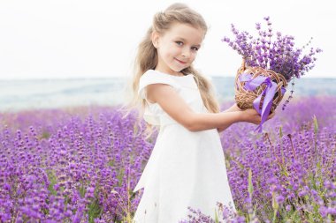Lavanta alanı çiçek sepeti ile mutlu küçük kız
