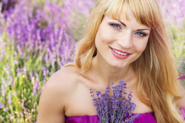 Bella donna nel campo della lavanda — Foto Stock