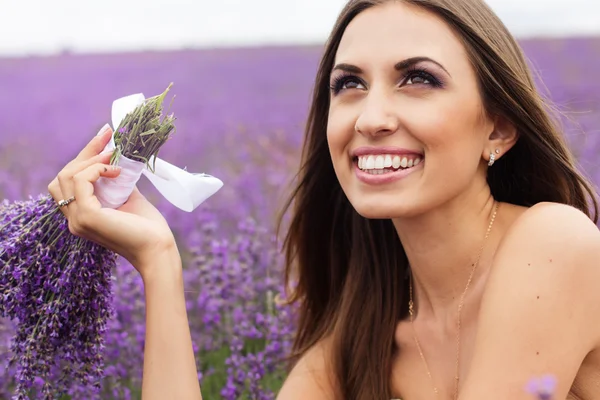 Retrato de chica con maquillaje de moda en el campo de lavanda púrpura — Foto de Stock