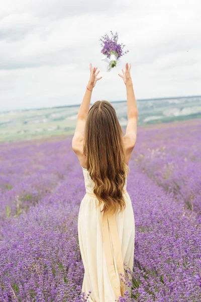 Vue arrière de la fille au champ de lavande pourpre — Photo