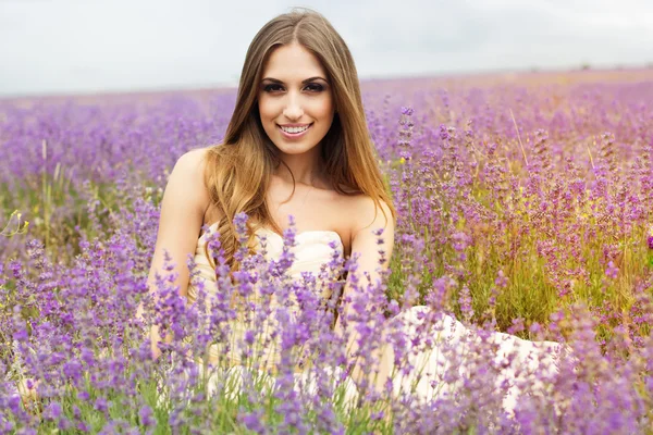 Portrait of girl  at purple lavender field — Stockfoto