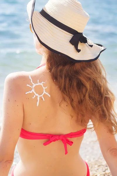 Zonnebrandcrème tan lotion zon puttend uit vrouw terug, zomertijd — Stockfoto