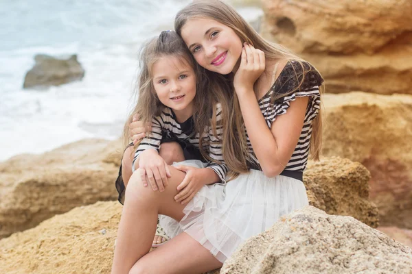 Deux petites filles jouant sur la plage — Photo