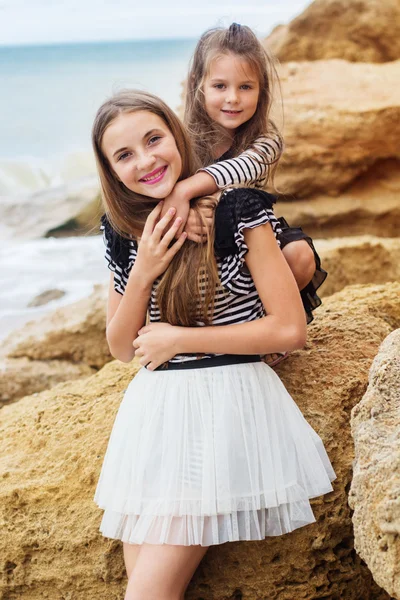 Retrato de dois amigos meninas sentadas na praia — Fotografia de Stock