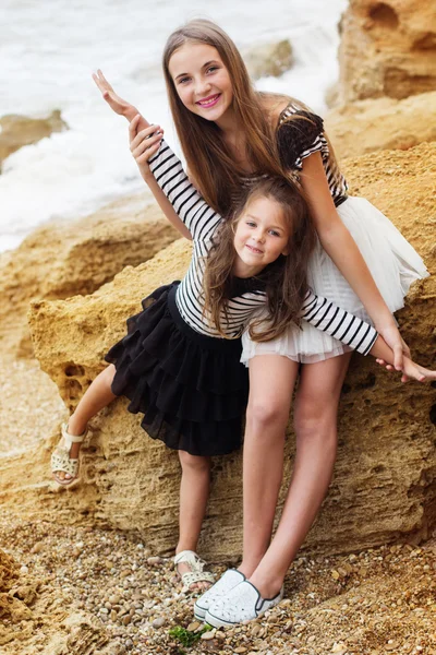 Dos hermanas lindas están en la playa — Foto de Stock