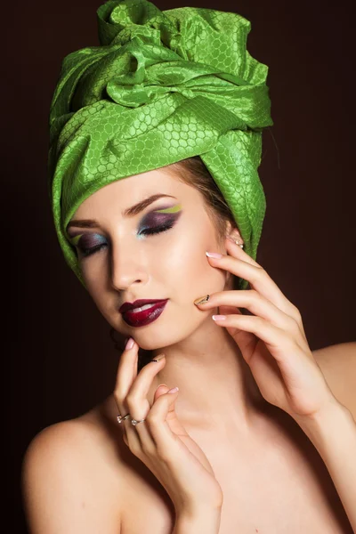 Mooi meisje met mode groene tulband op haar hoofd — Stockfoto