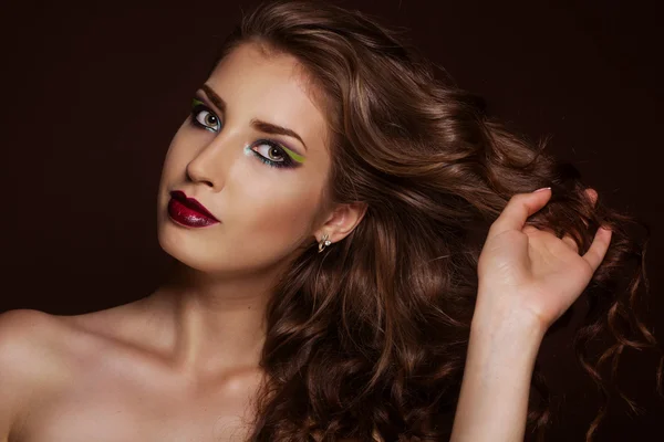 Vacker brunett flicka med frisk lockigt hår — Stockfoto