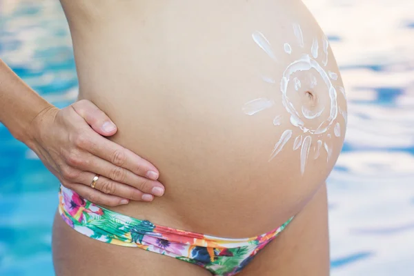 Sun picture on pregnant belly — Stockfoto