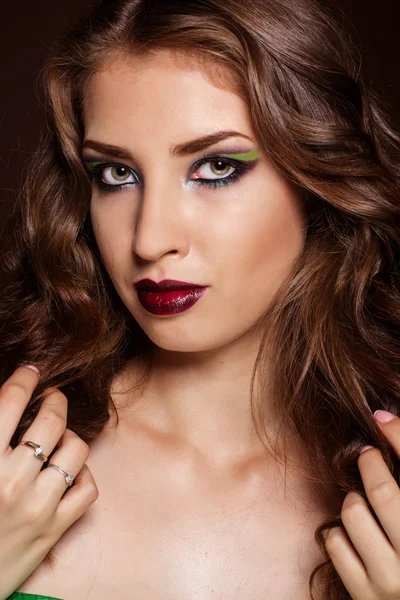 Beautiful brunette girl with healthy hair and fashion makeup — ストック写真