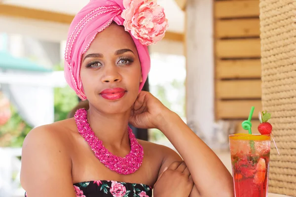 Menina da moda sul-africana está bebendo mojito cocktail no bar — Fotografia de Stock