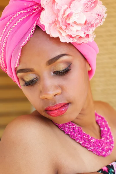 Sul-africano zulu mulher em roupas de moda ao ar livre — Fotografia de Stock