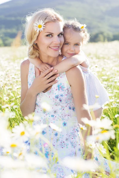 Famiglia madre e figlia in un campo di fiori di margherita — Foto Stock