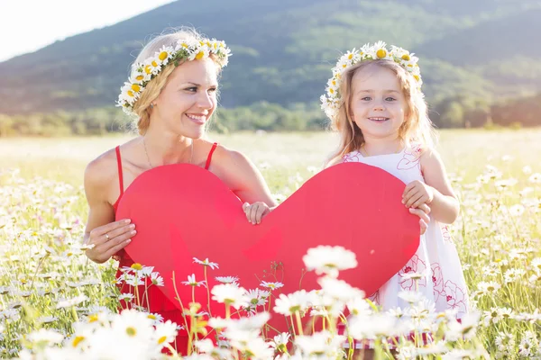 Moeder en kind houden rode papier hart — Stockfoto