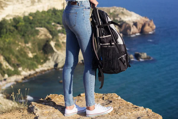 Traveler with backpack in her hands — Stockfoto