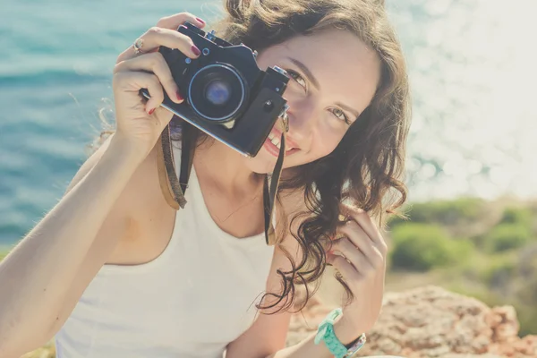 Chica turística haciendo foto por cámara vieja en la cima de la montaña —  Fotos de Stock