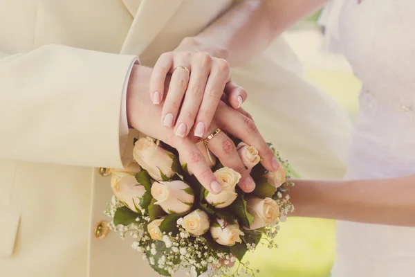 Novia y novios manos con anillos de boda, día de la boda — Foto de Stock