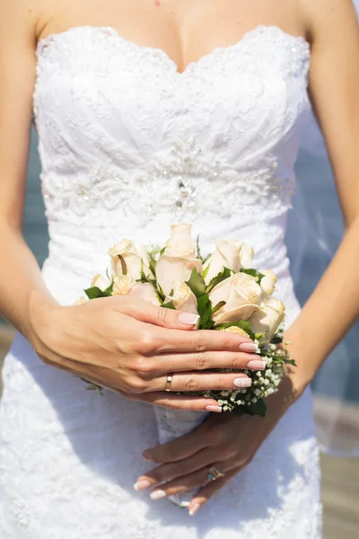 Novia está usando vestido con un ramo en la mano — Foto de Stock