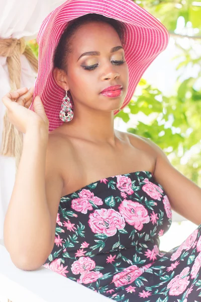 Menina sul-africana está usando chapéu rosa em folhas verdes — Fotografia de Stock