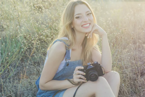 Photographer girl making pictures by old camera — Stock Photo, Image