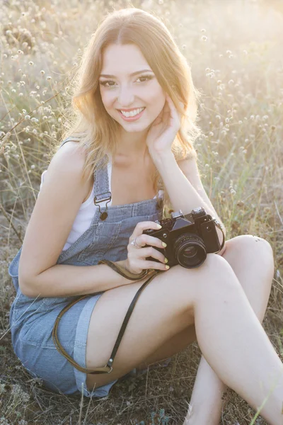Menina feliz fazendo fotos por câmera velha — Fotografia de Stock