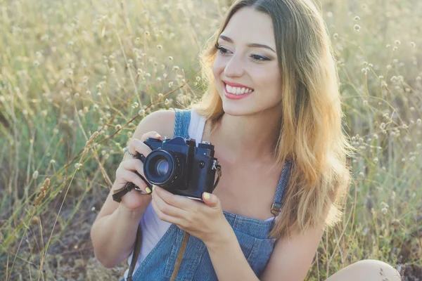 Feliz chica sonriente haciendo fotos por la vieja cámara — Foto de Stock