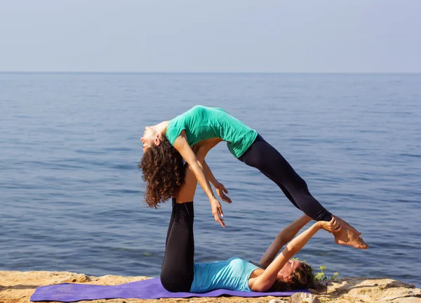 İki kız acro yoga yapıyorsun — Stok fotoğraf
