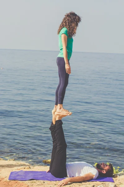 Sportive couple girl and boy are practicing acroyoga — Stock Photo, Image