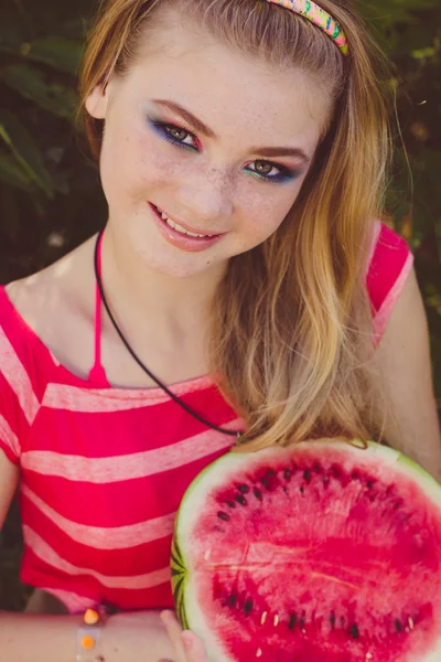 Adolescent souriant fille est manger pastèque sur l 'nature — Photo