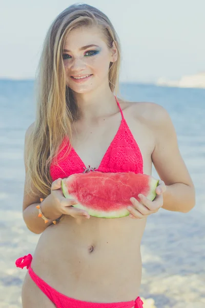 Skönhet tonåring modell flicka äter vattenmelon — Stockfoto