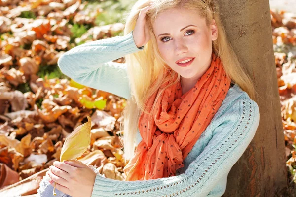 Söt blond flicka i höst park — Stockfoto